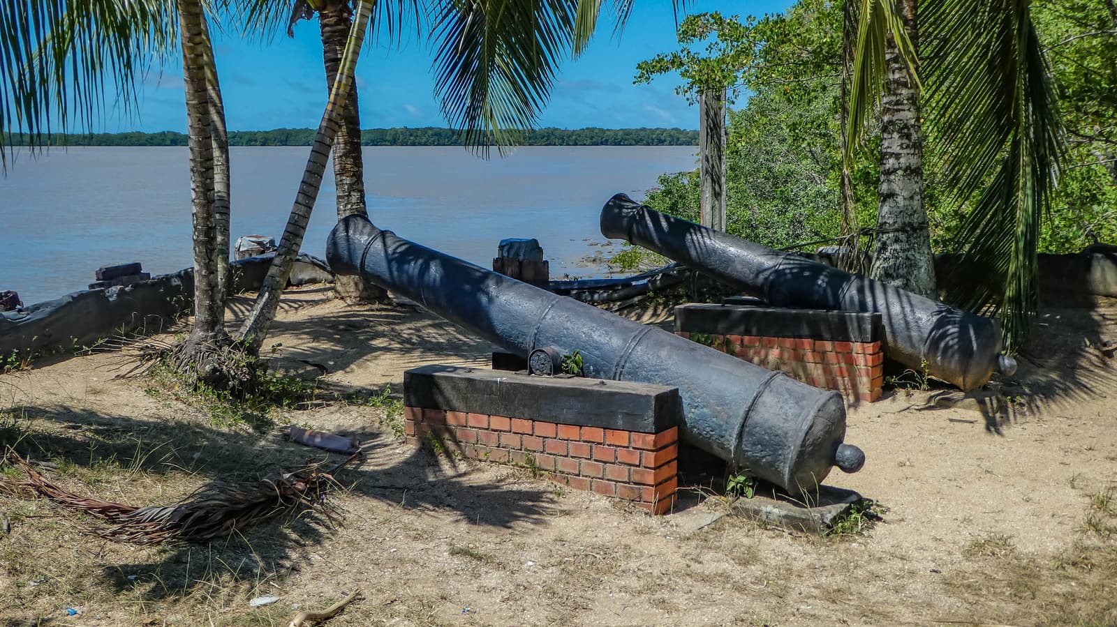Eine alte Kanone im Fort Nieuw Amsterdam in Suriname