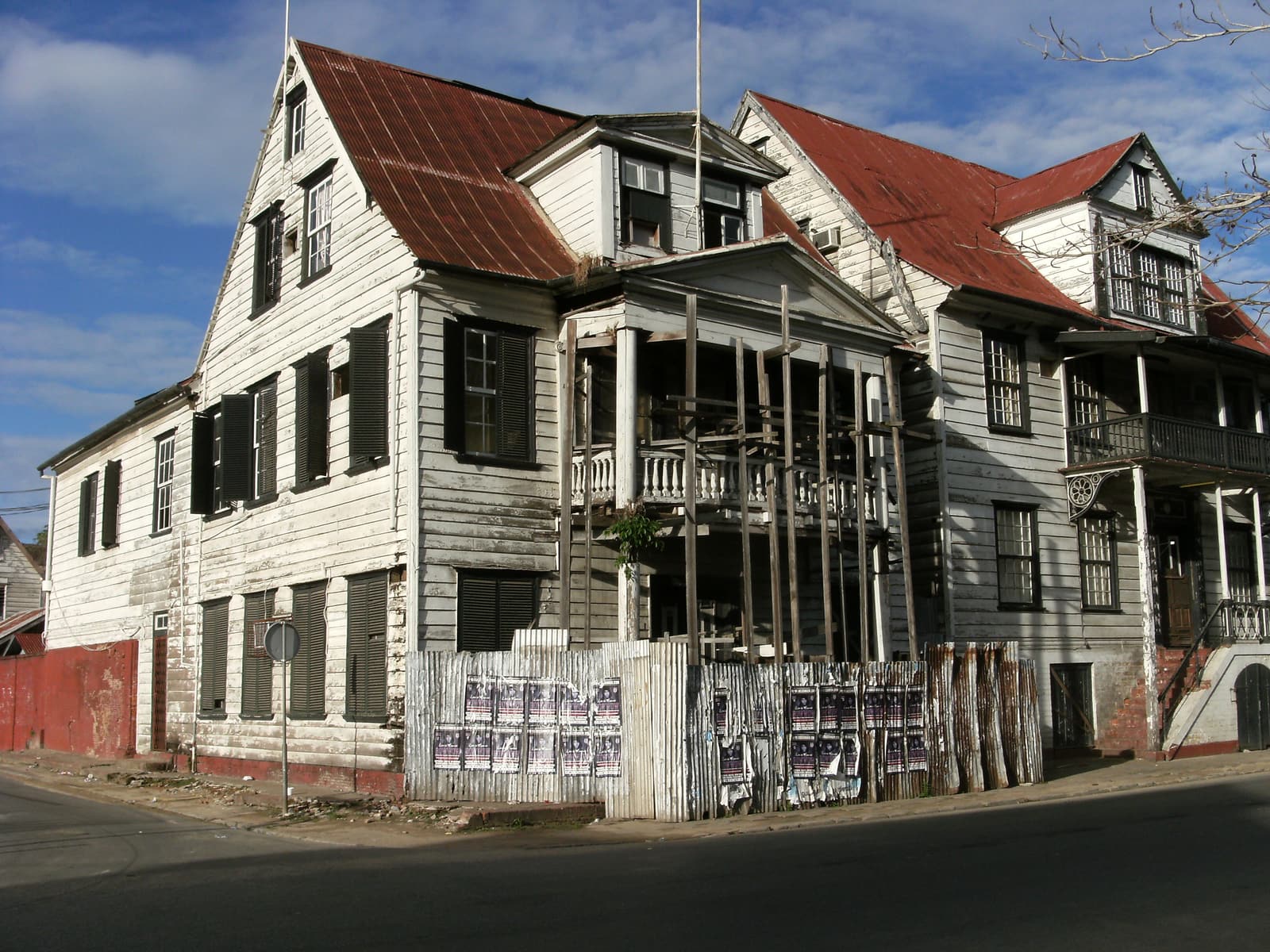Maisons de négociants en bois blanc le long du Waterkant à Paramaribo