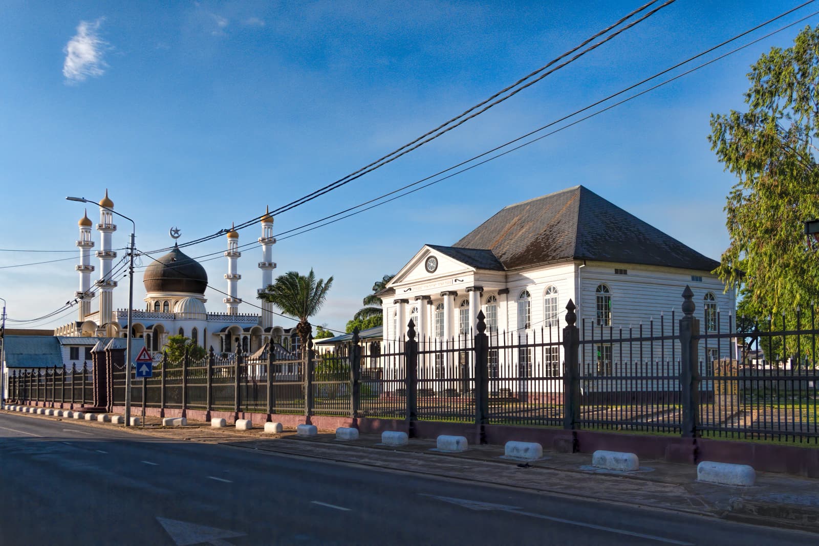 La synagogue Neveh Shalom et la mosquée de la Keizerstraat côte à côte