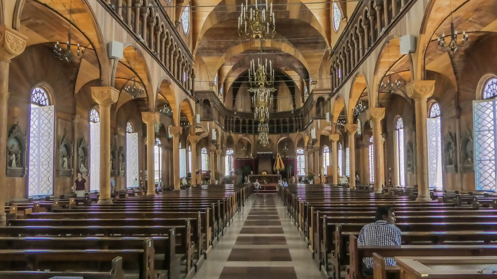 Der honigfarbene Innenraum aus Zedernholz der St.-Peter-und-Paul-Kathedrale in Paramaribo