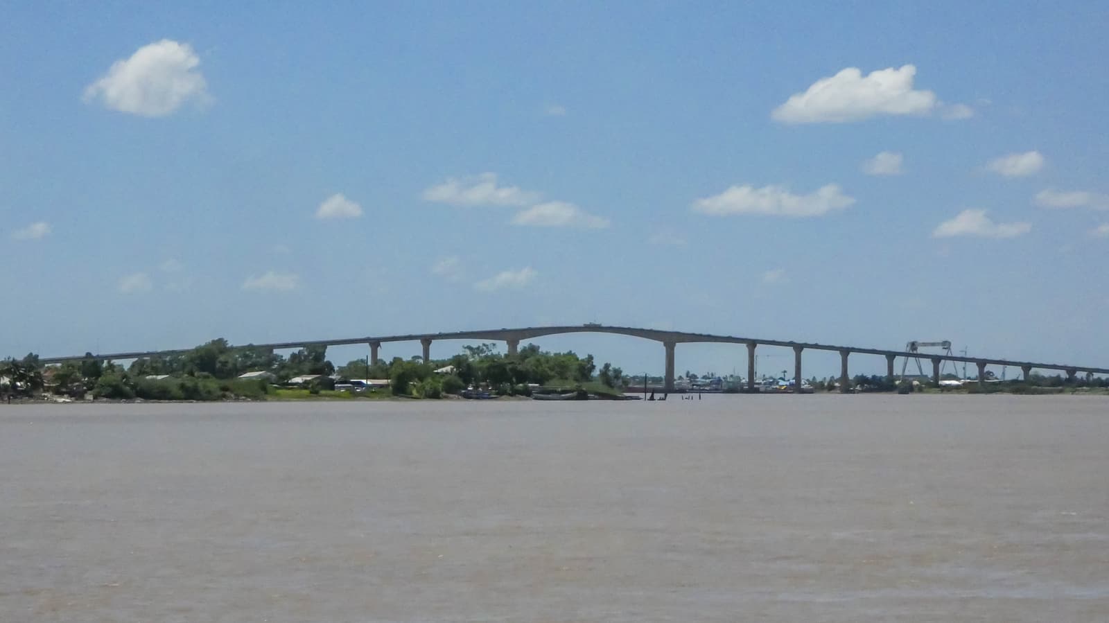 Die Jules-Wijdenbosch-Brücke überspannt den Suriname-Fluss bei Paramaribo