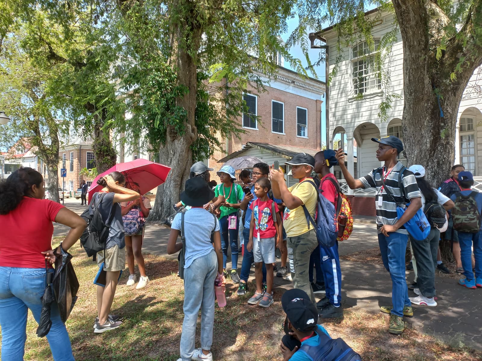 Visiteurs lors d’une promenade guidée dans le centre historique de Paramaribo