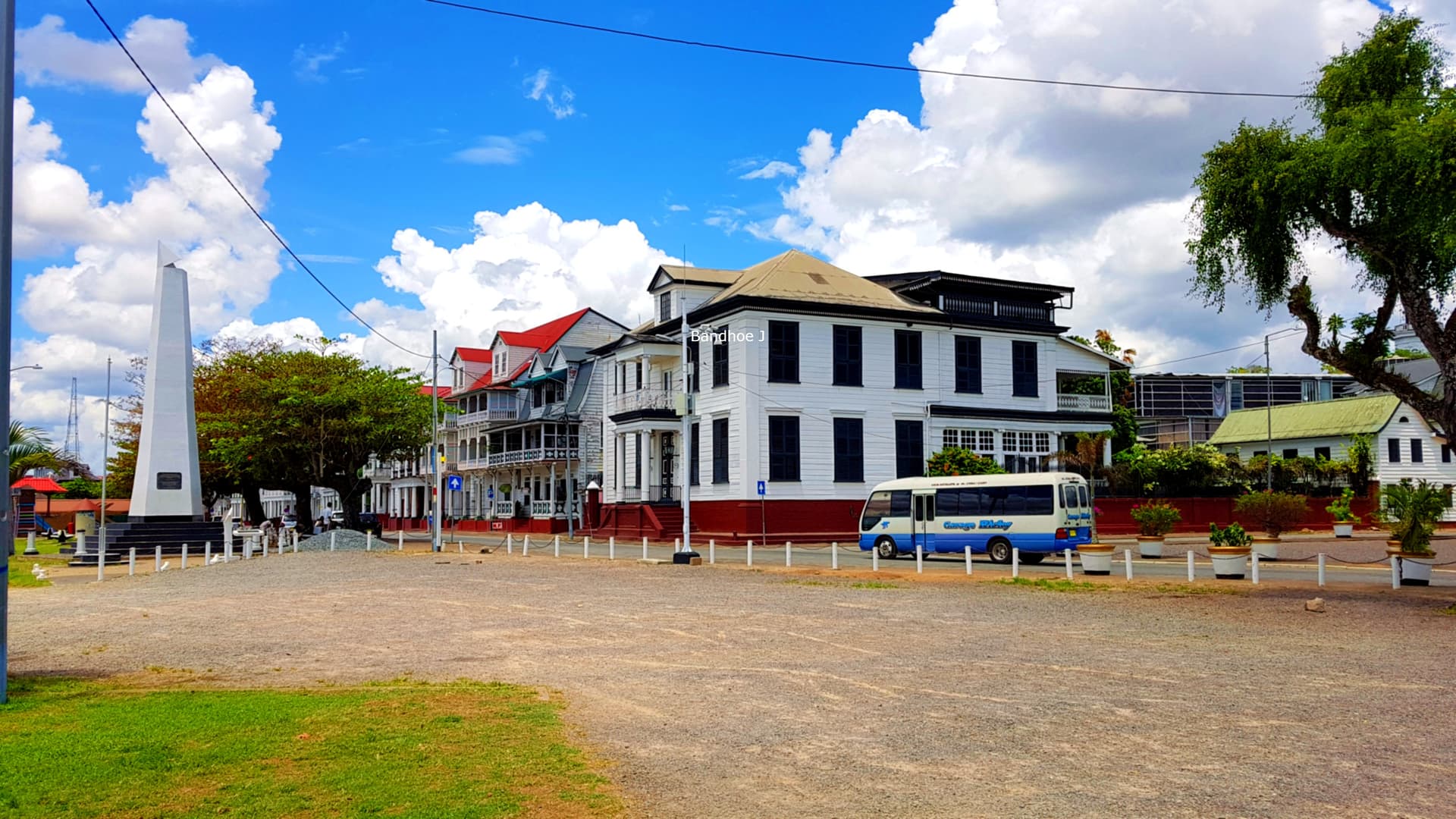 Bâtiments coloniaux en bois blanc sur le Waterkant, dans le centre historique de Paramaribo