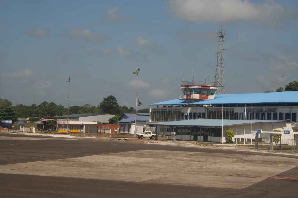 Le terminal et la tour de contrôle de l’aéroport international Johan Adolf Pengel