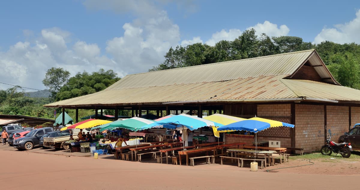 La halle couverte du marché dans le village de Cacao, en Guyane