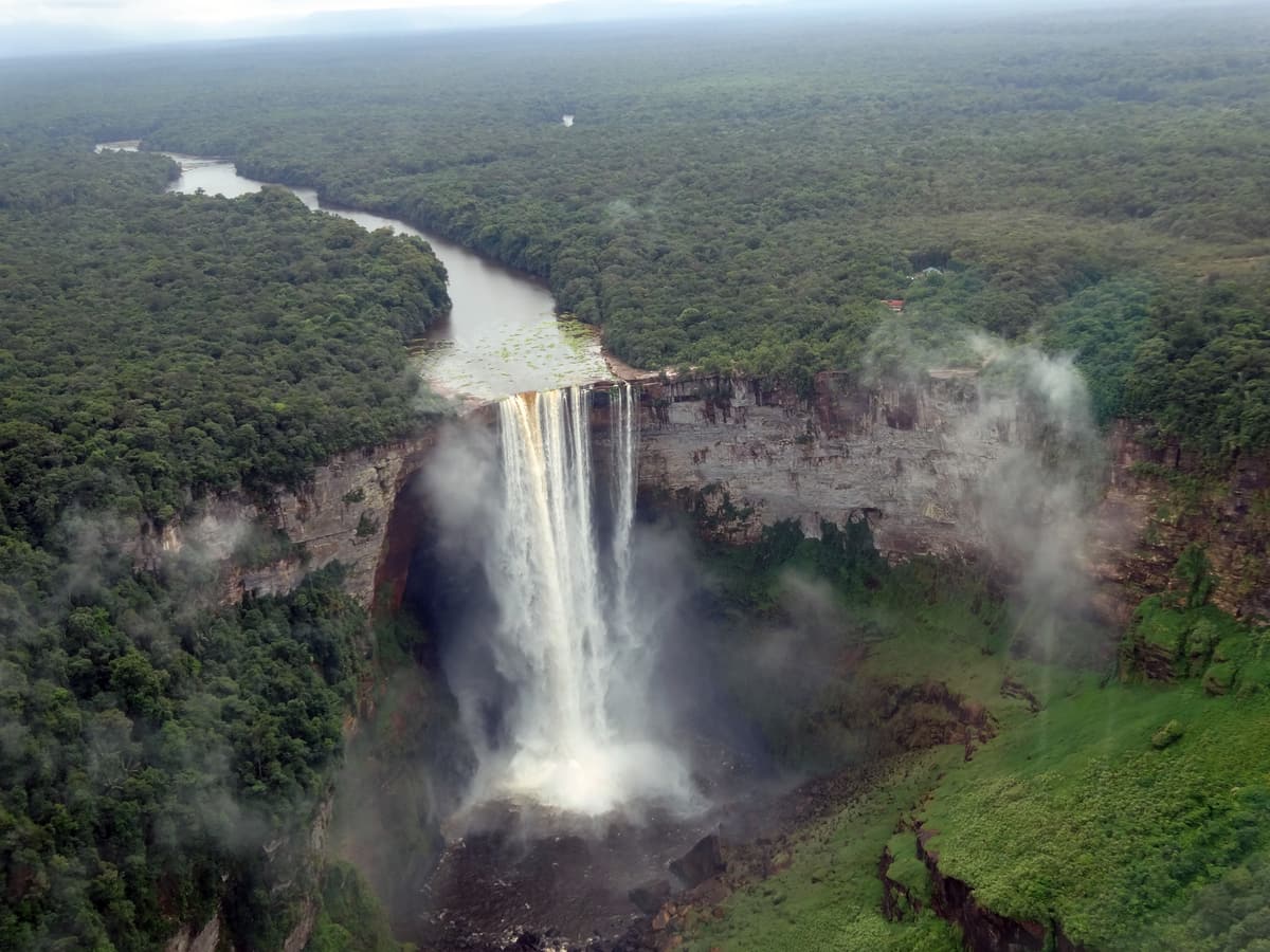 Les chutes de Kaieteur, au Guyana, vues du ciel