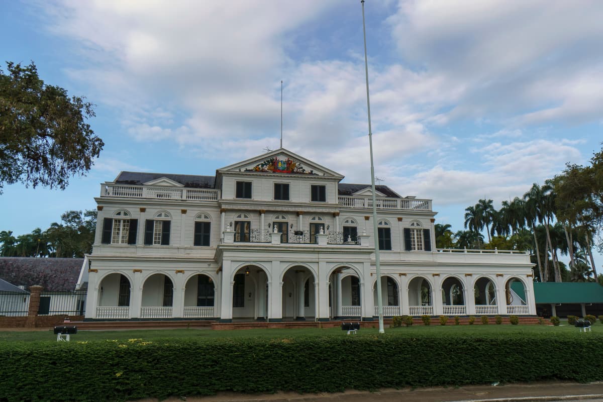 Le palais présidentiel blanc sur la place de l’Indépendance à Paramaribo