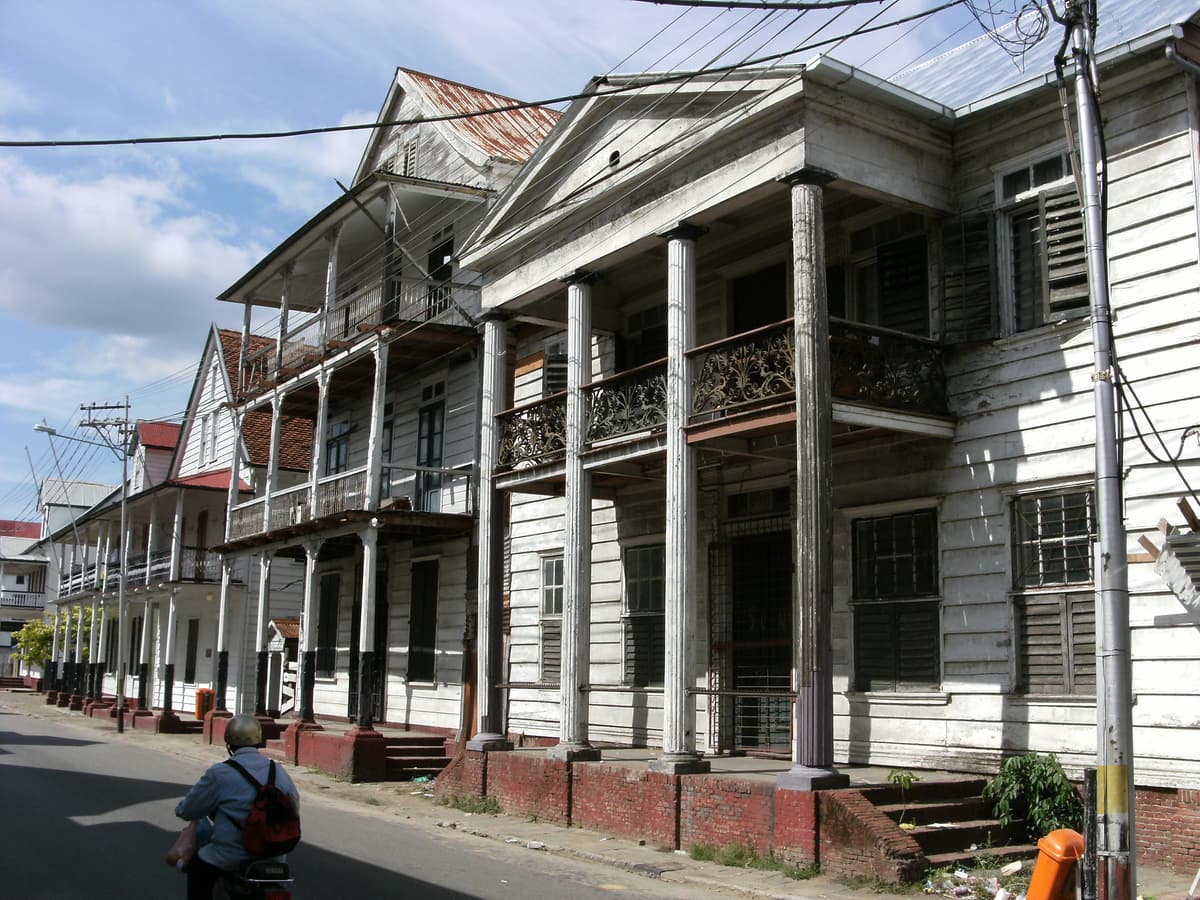 Maisons traditionnelles en bois blanc dans le centre de Paramaribo